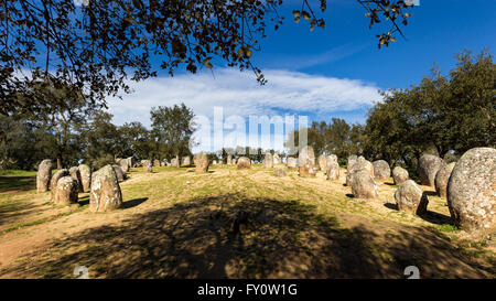 Cromeleque dos Almendres, monumento megalitico Almendres di, Evora, Portogallo. Foto Stock