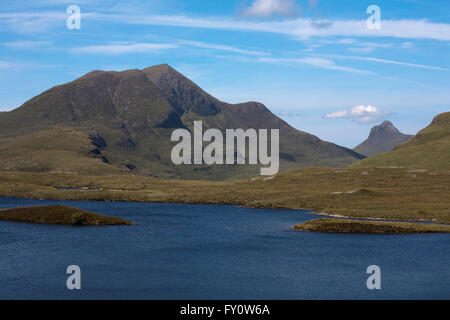 Cul Beag Stac Pollaidh in background Lochan un Ais dal primo piano Knockan Crag Assynt Scozia Scotland Foto Stock