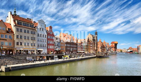 Gdansk, vecchi edifici della città sulle rive del fiume Motlawa, Polonia Foto Stock