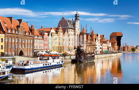 Gdansk Città Vecchia, gru porta sulle rive del fiume Motlawa, Pomerania, Polonia Foto Stock