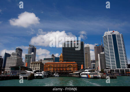 Vista del Auckland in Nuova Zelanda skyline e Ferry Building come visto da un traghetto in partenza Foto Stock