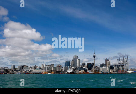 Un ampio angolo di visione di Auckland in Nuova Zelanda skyline compresa la Sky Tower come visto da un traghetto Foto Stock