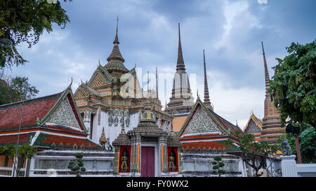 Phra Mondob al Wat Pho a Phra Nakhon blue nuvoloso Foto Stock