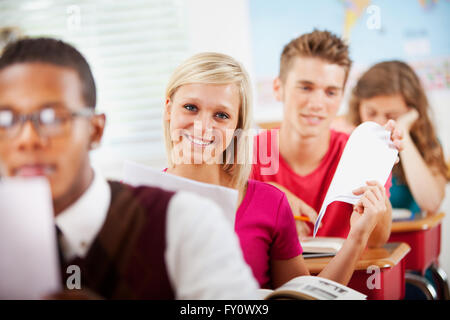 Ampia serie di un multi-culturale di un gruppo di studenti con un insegnante in una scuola di alta classe. Foto Stock