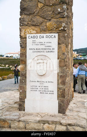 Monumento attestante Cabo da Roca (Capo Roca) come la misura più occidentale dell'Europa continentale, Sintra, Portogallo Foto Stock