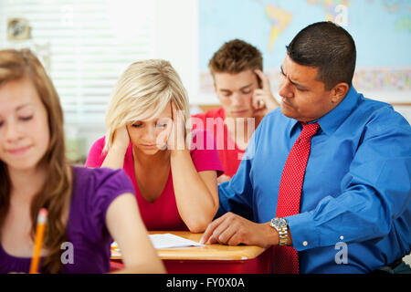 Ampia serie di un multi-culturale di un gruppo di studenti con un insegnante in una scuola di alta classe. Foto Stock