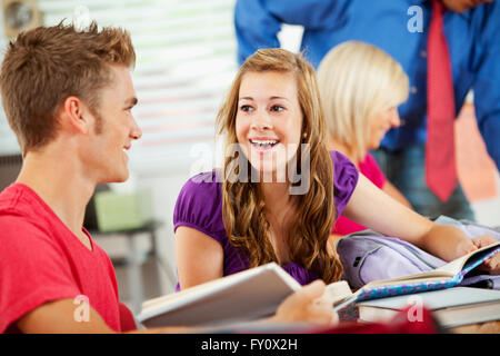 Ampia serie di un multi-culturale di un gruppo di studenti con un insegnante in una scuola di alta classe. Foto Stock