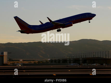 Silhouette di Southwest Airlines 737-800 decollare all aeroporto internazionale Sky Harbor di Phoenix a Phoenix, Arizona, Stati Uniti d'America Foto Stock