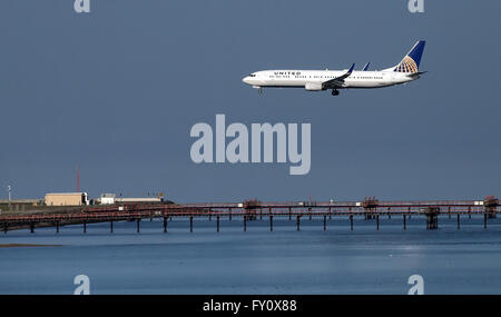 United Airlines Boeing 737-800 arriva all'Aeroporto Internazionale di San Francisco. Foto Stock