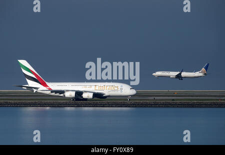 United Airlines Boeing 737-800 e Emirates Airline Airbus A380 all'Aeroporto Internazionale di San Francisco Foto Stock