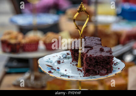 Una casa fatta pezzo di cioccolato brownie la torta su un ornati in Cina servire piatto wth manico oro Foto Stock