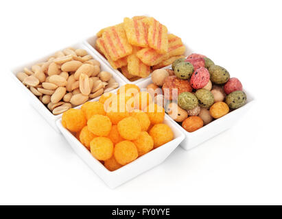 Snack salato parte selezione di cibo in piazza ciotole di porcellana su sfondo bianco. Foto Stock