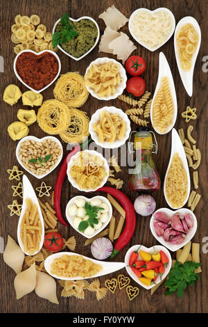 Italiano e Mediterraneo di pasta e di ingredienti alimentari formando un abstract sfondo su oak. Foto Stock