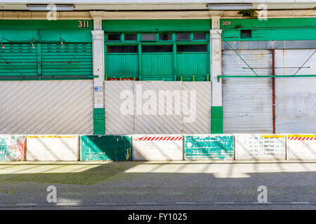 Vista di negozi chiusi e vecchio edificio abbandonato Foto Stock