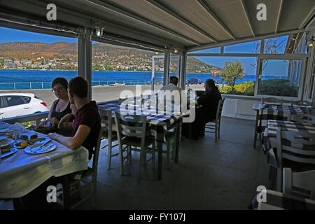 Attica Grecia PORTO RAFTI Persone in Taverna Foto Stock