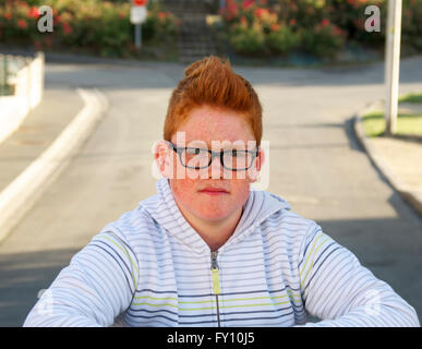 Un pelo di zenzero Breton ragazzo con gli occhiali Foto Stock