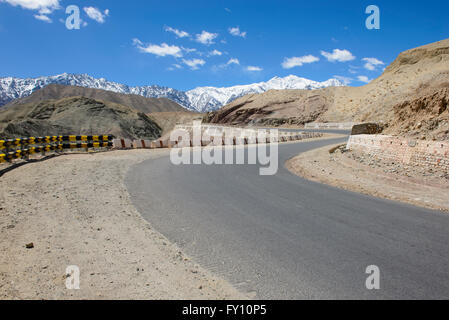 Strada curva in alta montagna Foto Stock