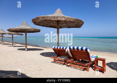 Marsa Alam spiaggia con due lettini e ombrellone, Egitto Foto Stock