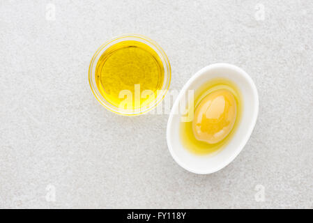 Uno di colore verde oliva e olio di oliva. Still Life foto di un aperitivo o uno snack. Foto Stock