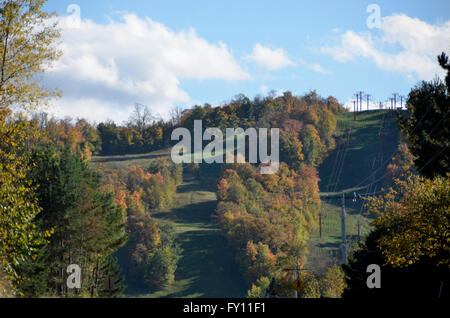 Big Powderhorn Ski resort in Bessemer, Michigan in autunno. Foto Stock