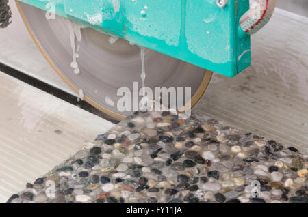 Sega di acqua per le piastrelle su un sito di costruzione Foto Stock