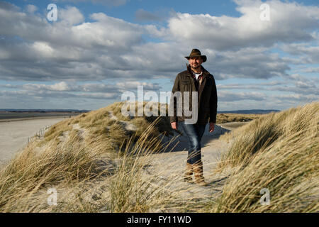 Un uomo che esplora la costa - Tristan Gooley Foto Stock