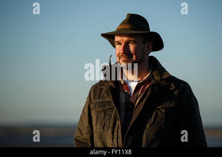 Un uomo che esplora la costa - Tristan Gooley Foto Stock