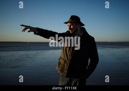 Un uomo che esplora la costa - Tristan Gooley Foto Stock