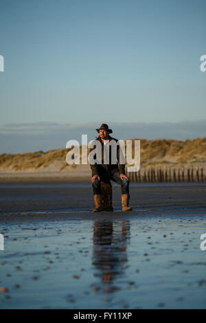 Un uomo che esplora la costa - Tristan Gooley Foto Stock