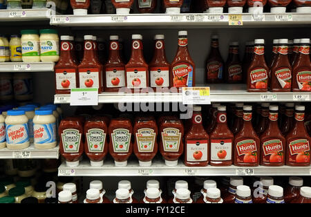 Ben rifornita di scaffali di tomato ketchup in un supermercato in Florida, Aprile 2016 Foto Stock