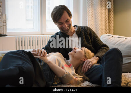 Amorevole Coppia matura guardando ogni altro in salotto Foto Stock