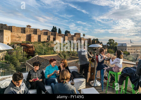 Le persone al tetto a terrazza bar , La Alcazaba terrazza, sfondo Alcazaba castello moresco, Malaga, Andalusia, Spagna Foto Stock