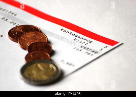 Abstract di account con alcune monete in euro. Foto Stock