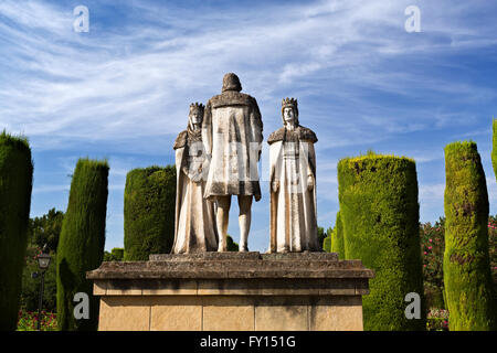 Le statue dei monarchi cattolici (Ferdinando e Isabella) e Cristoforo Colombo nei giardini dell'Alcazar de Cordoba, Spa Foto Stock