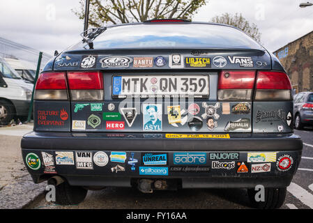 Vista posteriore di una Saab 9-3 coperto di adesivi. shot in hackney wick, una zona a est di Londra popolare tra i giovani alla moda di artisti Foto Stock