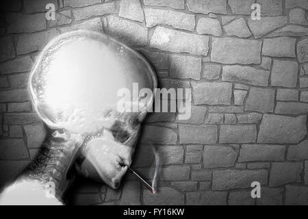 Triste fumatore di fumare il sigaro Foto Stock