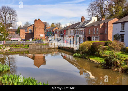 Lymm Village e abbassare la diga, Lymm, Warrington, Cheshire. Foto Stock