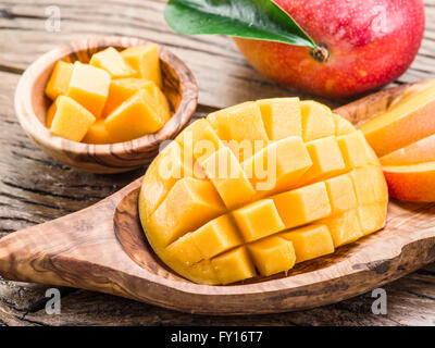 Mango frutta e cubetti di mango sul tavolo di legno. Foto Stock