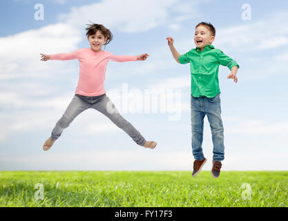 Felice bambina salti in aria Foto Stock