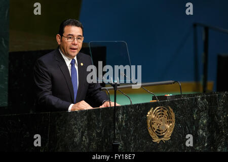 La sede delle Nazioni Unite a New York, Stati Uniti d'America. 19 Aprile, 2016. Guatemala presidente Jimmy Morales affronta la sessione speciale dell Assemblea generale sul fenomeno della droga nel mondo presso la sede delle Nazioni Unite a New York, 19 aprile 2016. L'Assemblea generale delle Nazioni Unite ha dato dei calci a fuori il martedì una tre-giorni di sessione speciale sul sistema globale di problemi della droga per discutere di come la lotta contro l'utilizzo di traffico illecito di stupefacenti. Credito: Xinhua/Alamy Live News Foto Stock