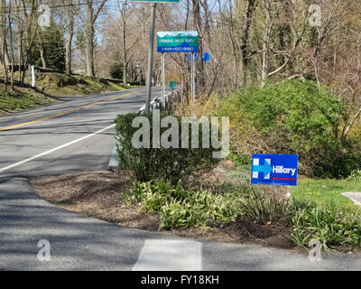 Chappaqua, New York, Stati Uniti d'America. 19 Aprile, 2016. Noi politica: firmare a sostegno di Hillary Clinton sulla giornata primario nella sua città natale di Chappaqua, New York. Credito: Marianne A. Campolongo/Alamy Live News Foto Stock