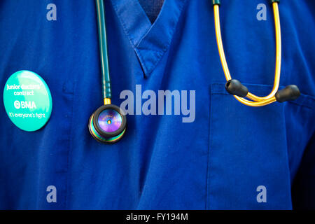 Londra, Regno Unito. 19 Aprile, 2016. Il settimo giorno del junior del dottore sit-in al di fuori del Reparto di Salute di parlare con Jeremy Hunt, Segretario di Stato per la salute Credito: Dinendra Haria/Alamy Live News Foto Stock