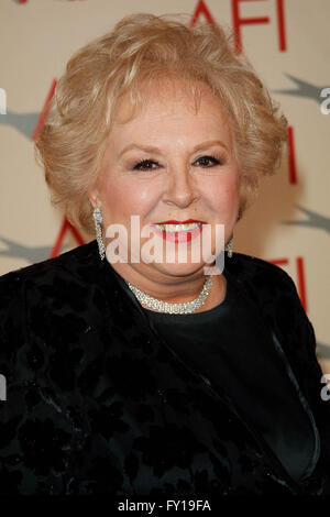 DORIS ROBERTS (nato Doris Verde maggio; 4 Novembre 1925 - 17 Aprile 2016) era un'attrice americana. Ella ha ricevuto cinque premi Emmy e un premio di cooperativa di attori di schermo durante la sua carriera, che iniziò nel 1951. Ella era forse meglio conosciuta per il suo ruolo in 1996-2005 sitcom 'Tutti amano Raymond'. Nella foto: Hollywood, California, Stati Uniti - DORIS ROBERTS durante gli arrivi per il 2001 AFI Awards presso il Beverly Hills Hotel. © Fitzroy Barrett/Globe foto/ZUMA filo/Alamy Live News Foto Stock