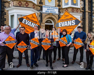 Aberystwyth, UK. 19 Aprile, 2016. Gruppo del Partito europeo dei liberali democratici Leader TIM FARRON MP visite Aberystwyth. TIM FARRON spende la sera fuori a domicilio con locale Lib attivisti di DEM a sostegno di ELIZABETH EVANS campagna per la Welsh Assembly in Llanbadarn Fawr e Bow Street. Credito: Veterano Fotografia/Alamy Live News Foto Stock