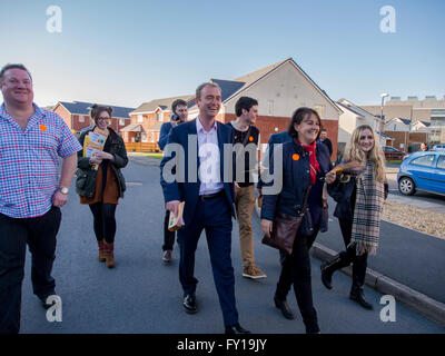 Aberystwyth, UK. 19 Aprile, 2016. Gruppo del Partito europeo dei liberali democratici Leader TIM FARRON MP visite Aberystwyth. TIM FARRON spende la sera fuori a domicilio con locale Lib attivisti di DEM a sostegno di ELIZABETH EVANS campagna per la Welsh Assembly in Llanbadarn Fawr e Bow Street. Credito: Veterano Fotografia/Alamy Live News Foto Stock