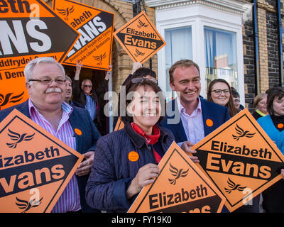 Aberystwyth, UK. 19 Aprile, 2016. Gruppo del Partito europeo dei liberali democratici Leader TIM FARRON MP visite Aberystwyth. TIM FARRON spende la sera fuori a domicilio con locale Lib attivisti di DEM a sostegno di ELIZABETH EVANS campagna per la Welsh Assembly in Llanbadarn Fawr e Bow Street. Credito: Veterano Fotografia/Alamy Live News Foto Stock