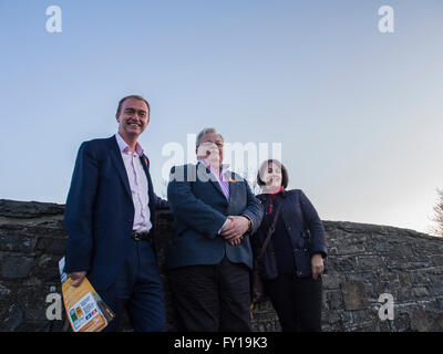 Aberystwyth, UK. 19 Aprile, 2016. Gruppo del Partito europeo dei liberali democratici Leader TIM FARRON MP visite Aberystwyth. TIM FARRON spende la sera fuori a domicilio con locale Lib attivisti di DEM a sostegno di ELIZABETH EVANS campagna per la Welsh Assembly in Llanbadarn Fawr e Bow Street. Credito: Veterano Fotografia/Alamy Live News Foto Stock