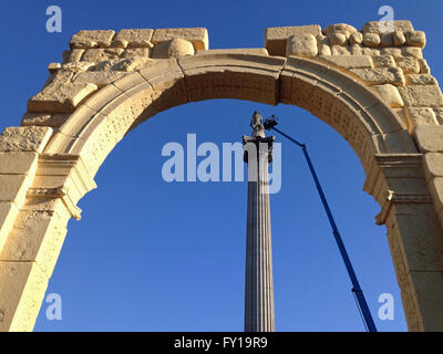 Londra, Regno Unito. 19 Aprile, 2016. Vista attraverso una ricreazione dello storico Arco di Trionfo dall antica città siriana di Palmyra guardando verso di Nelson's Colonna a Londra in Trafalgar Square. L'arco è stato ricostruito utilizzando la stampa 3D. La colonna viene ispezionata da ingegneri. Credito: Amanda Lewis/Alamy Live News Foto Stock