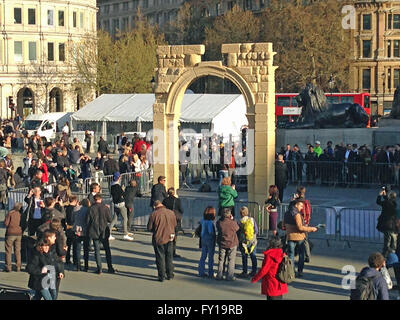 Londra, Regno Unito. 19 Aprile, 2016. La folla a Londra in Trafalgar Square che circonda una ricreazione dello storico Arco di Trionfo dalla città siriana di Palmyra. La rovina è stato ricreato utilizzando 3D stampata in marmo e si viaggia in tutto il mondo. Credito: Amanda Lewis/Alamy Live News Foto Stock