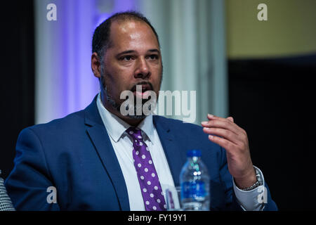 Londra, Regno Unito. 19 Aprile, 2016. David Kurten, in piedi per candidati UKIP Peter Whittle, risolve il London Mayoral Chiesa Hustings a Kensington tempio in Notting Hill. Credito: Mark Kerrison/Alamy Live News Foto Stock